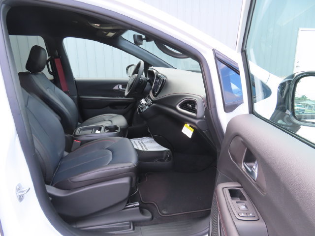 New 2027 Chrysler Pacifica Select AWD/4WD image 21