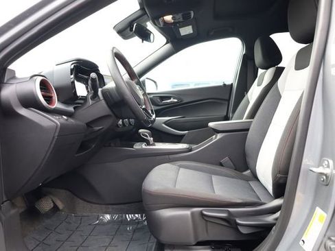 Used 2025 Chevrolet Trax RS w/ Sunroof Package image 11