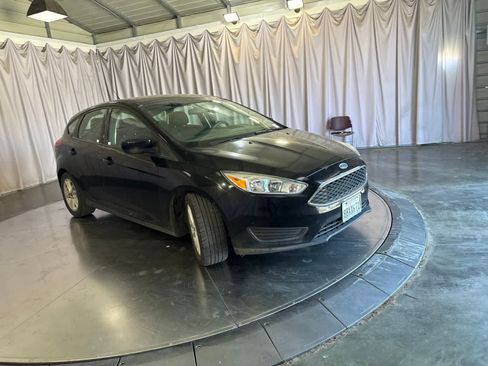Used 2018 Ford Focus SE FWD image 3