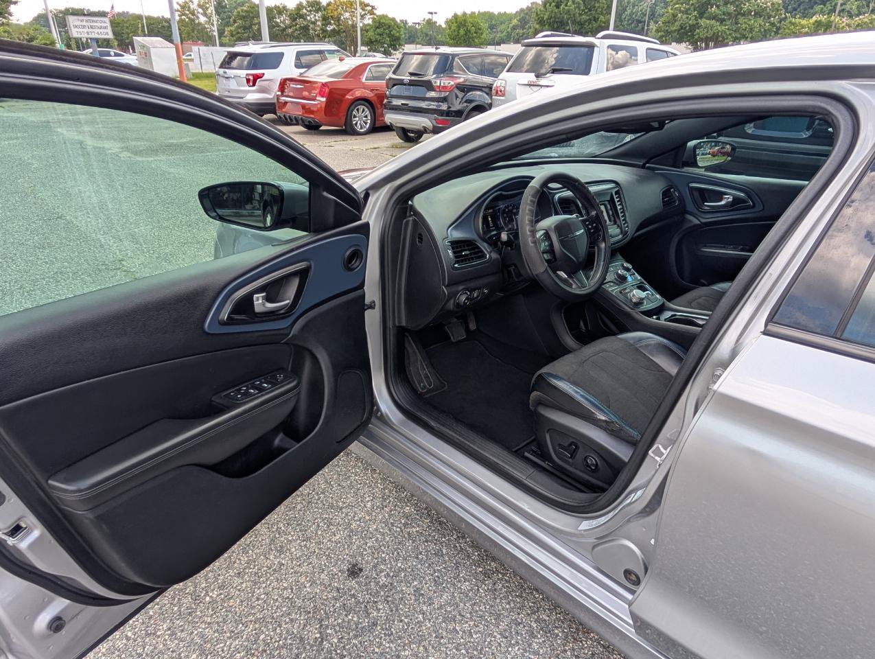 Used 2015 Chrysler 200 S w/ Comfort Group FWD image 12