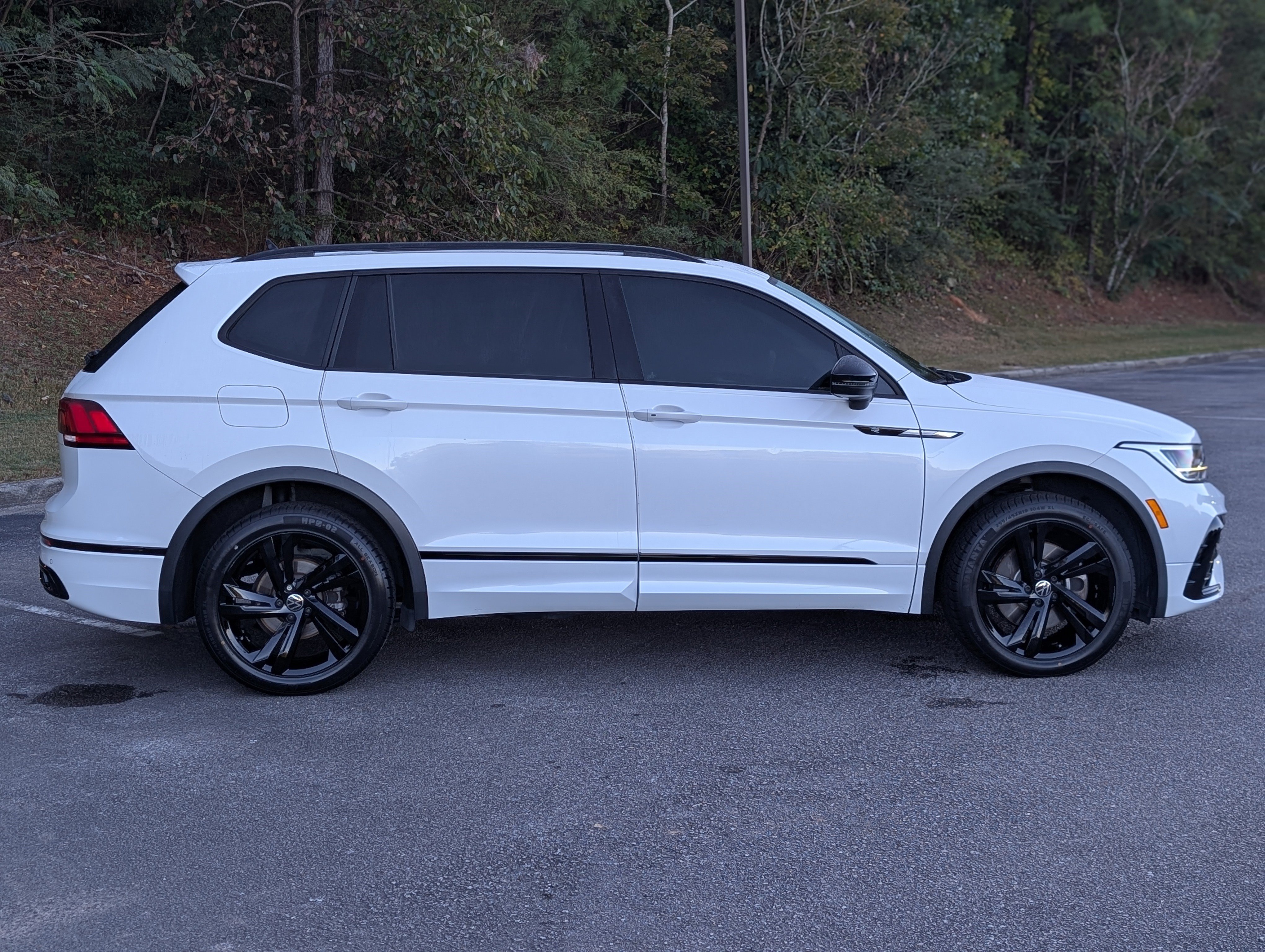 Used 2023 Volkswagen Tiguan SE R-Line FWD image 10