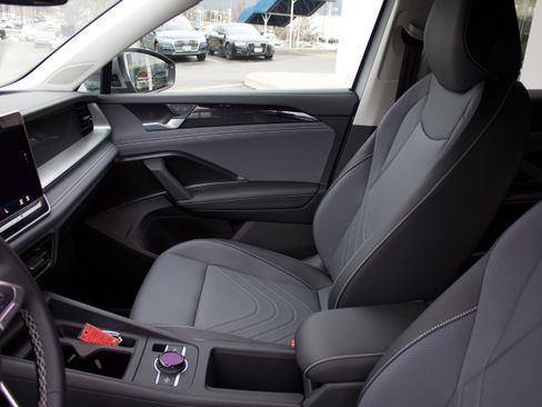 New 2026 Volkswagen Tiguan SE image 11