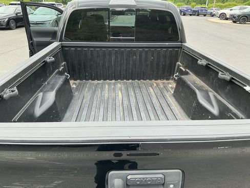 Used 2019 Toyota Tacoma TRD Sport AWD/4WD image 17