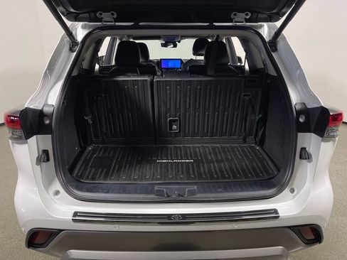 Used 2024 Toyota Highlander Platinum AWD/4WD image 10