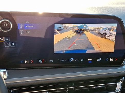 Used 2025 Chevrolet Traverse LT image 26