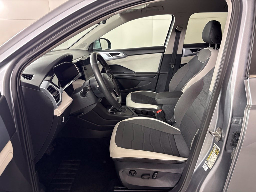 Used 2025 Volkswagen Taos SE FWD image 25