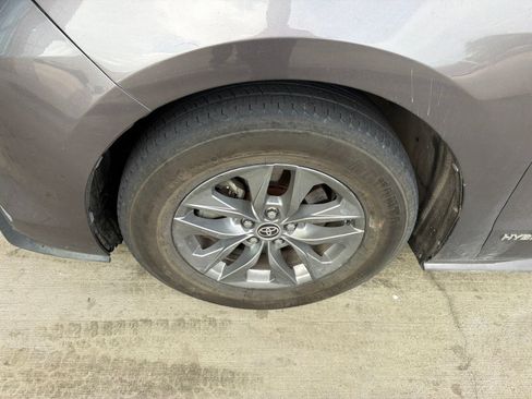 Used 2021 Toyota Sienna XLE FWD image 2