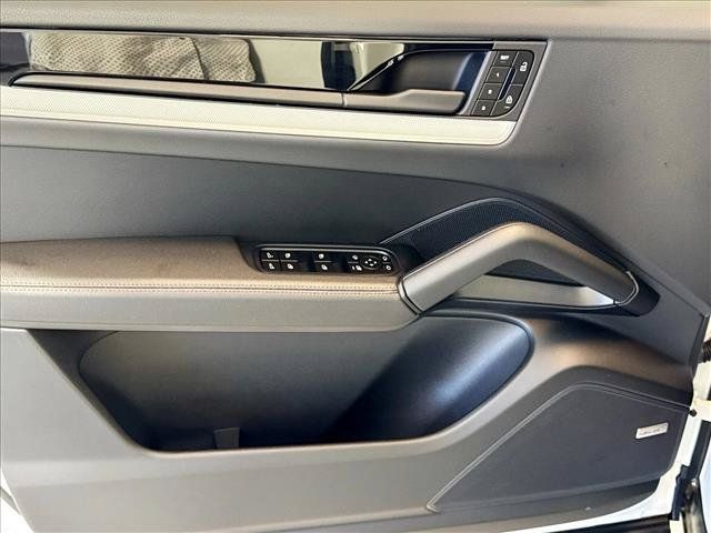 Certified 2025 Porsche Cayenne Coupe AWD/4WD image 11