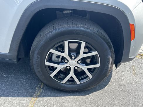 Used 2024 Jeep Grand Cherokee L Limited w/ Luxury Tech Group II image 15