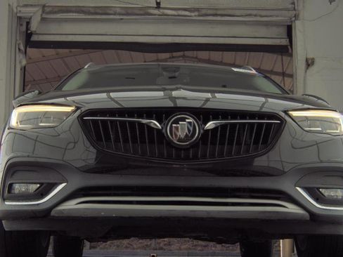 Used 2018 Buick Regal Essence w/ Driver Confidence Package #1 image 3