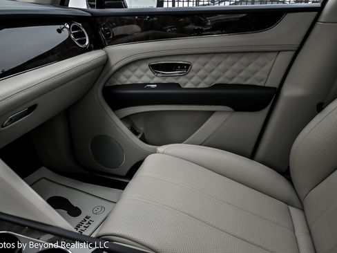 Used 2022 Bentley Bentayga image 54
