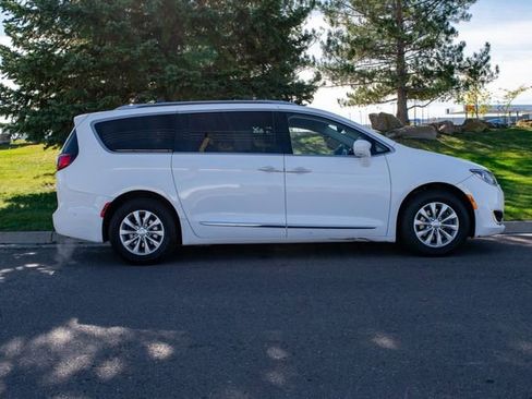 Used 2018 Chrysler Pacifica Touring-L Plus w/ Advanced Safetytec Group image 7