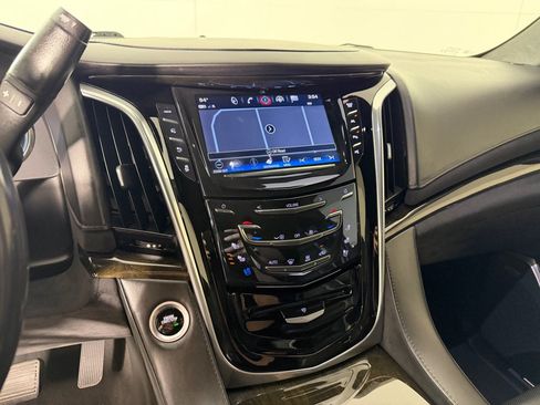 Used 2019 Cadillac Escalade Platinum AWD/4WD image 16
