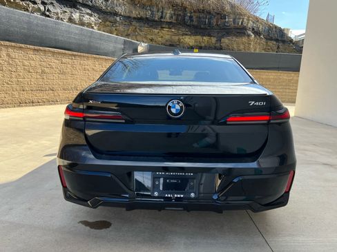 Used 2025 BMW 740i xDrive w/ Premium Package image 4