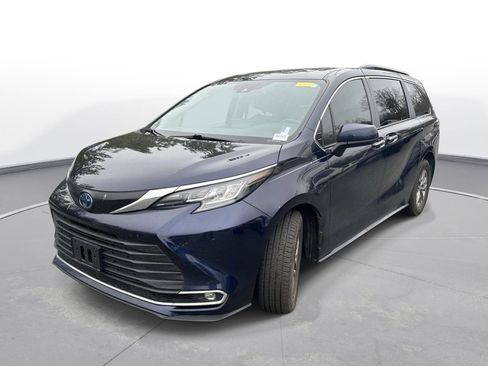 Used 2022 Toyota Sienna XLE image 2