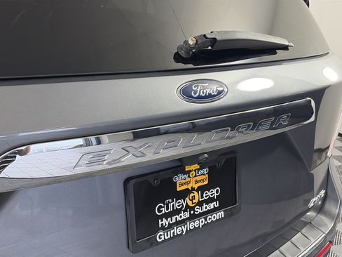 Used 2021 Ford Explorer Limited w/ Equipment Group 301A AWD/4WD image 18