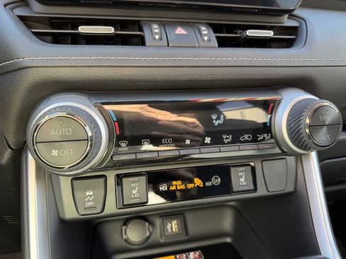 Used 2023 Toyota RAV4 XLE Premium image 27