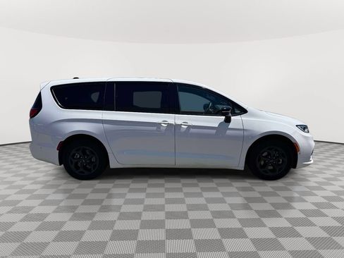 Used 2024 Chrysler Pacifica Limited FWD image 8