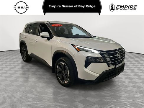 Used 2025 Nissan Rogue SV image 1