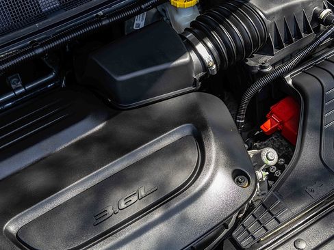 Used 2023 Chrysler Pacifica Touring-L FWD image 30