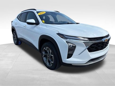 Used 2025 Chevrolet Trax LT w/ LT Convenience Package image 3