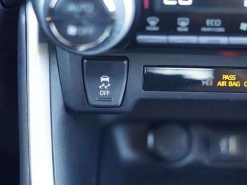 Used 2025 Toyota RAV4 XLE FWD image 31