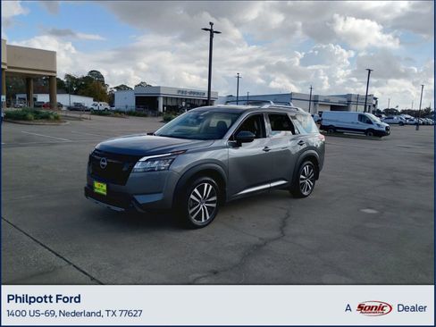 Used 2024 Nissan Pathfinder Platinum image 1
