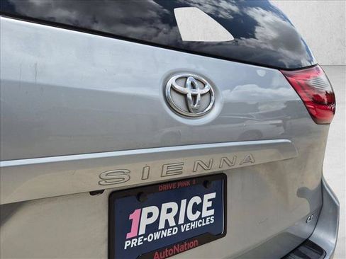 Used 2020 Toyota Sienna LE FWD image 13