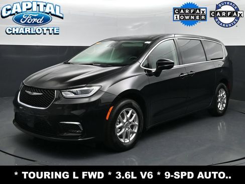Used 2024 Chrysler Pacifica Touring-L FWD image 2