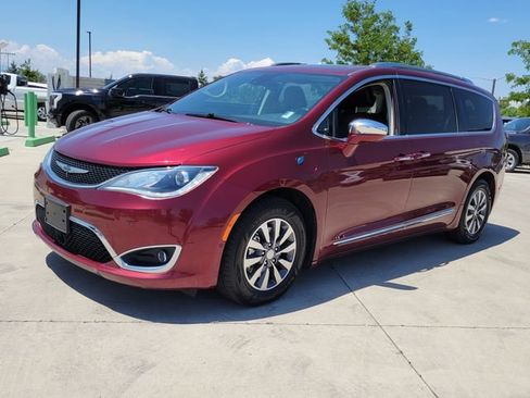 Used 2020 Chrysler Pacifica Limited w/ Advanced Safetytec Group FWD image 4
