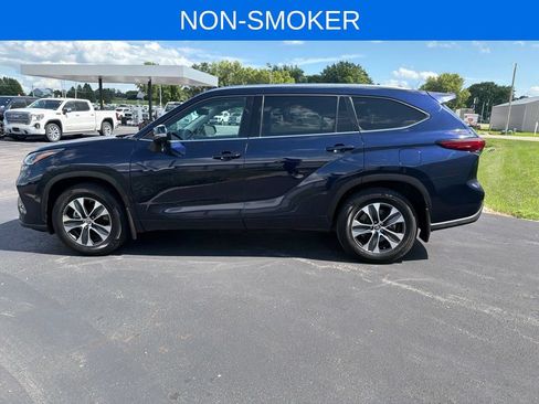 Used 2021 Toyota Highlander XLE AWD/4WD image 7