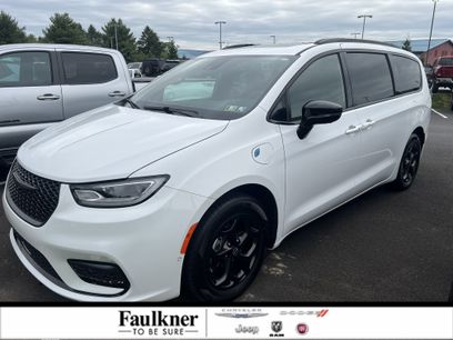 Used 2025 Chrysler Pacifica Premium