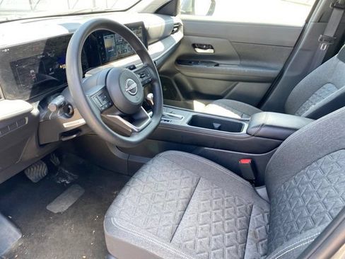Used 2025 Nissan Kicks SV AWD/4WD image 16