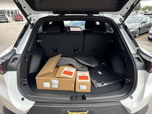 Used 2026 Chevrolet Equinox EV LT w/ Comfort Package FWD image 9