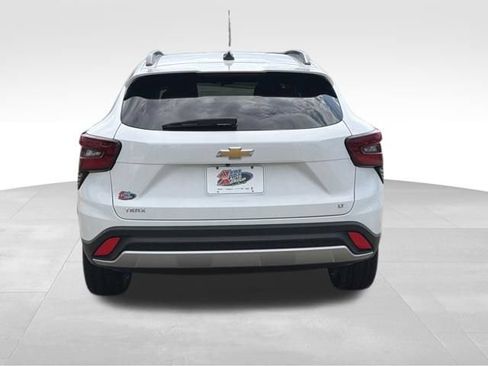Used 2024 Chevrolet Trax LT w/ Driver Confidence Package FWD image 4