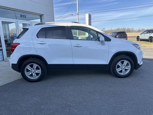 Used 2017 Chevrolet Trax LT w/ Sun & Sound Package image 8