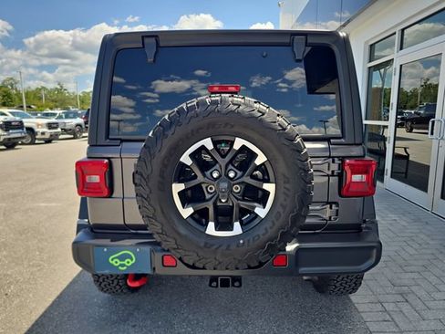 Used 2025 Jeep Wrangler Unlimited Rubicon AWD/4WD image 7