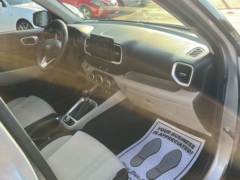 Used 2025 Hyundai Venue SEL FWD image 11