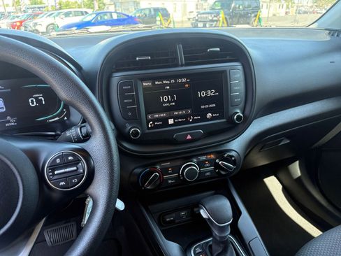 Used 2025 Kia Soul LX w/ LX Technology Package FWD image 17