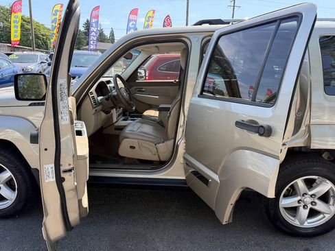 Used 2010 Jeep Liberty Limited w/ Comfort/Convenience Group image 17