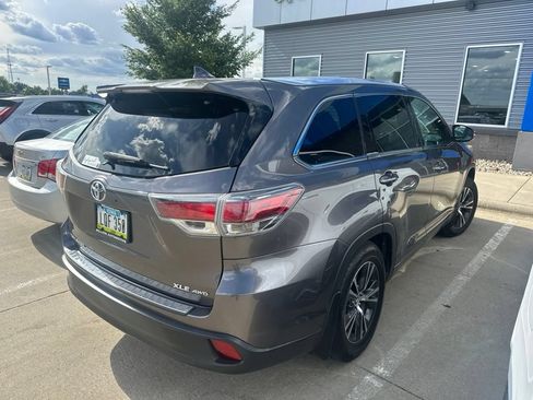Used 2016 Toyota Highlander XLE AWD/4WD image 4