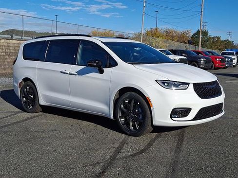 New 2026 Chrysler Pacifica Limited w/ S Appearance Package image 1