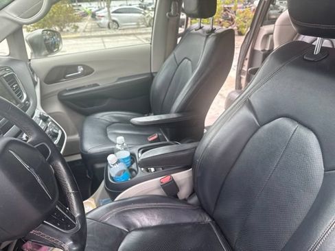 Used 2018 Chrysler Pacifica Touring-L FWD image 3