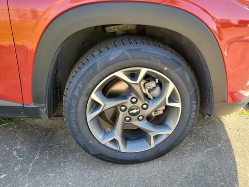 Used 2024 Chevrolet Trax LT w/ Driver Confidence Package FWD image 4