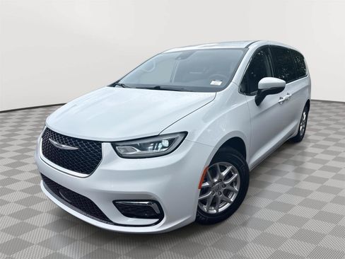 Used 2023 Chrysler Pacifica Touring-L FWD image 2