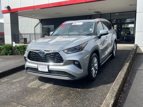 Certified 2024 Toyota Highlander Platinum AWD/4WD image 3