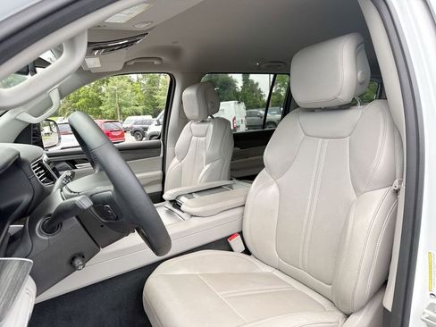 Used 2024 Jeep Wagoneer Series II w/ Flexible Seating Group RWD image 11