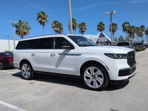 Certified 2025 Lincoln Navigator L Reserve AWD/4WD image 2