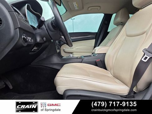 Used 2018 Chrysler 300 Limited RWD image 10