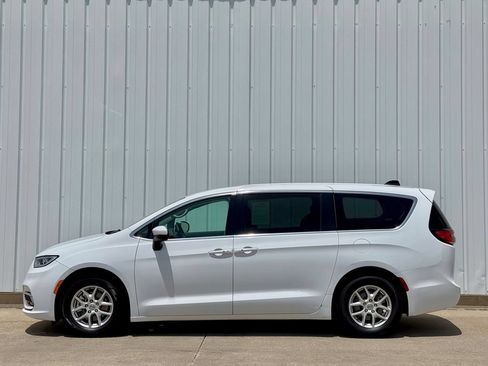 Used 2023 Chrysler Pacifica Touring-L FWD image 3